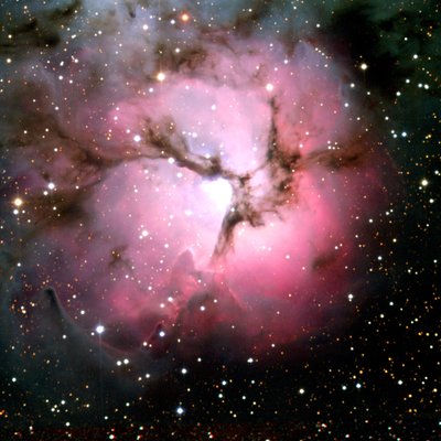 Spitzer-Weltraumteleskop-Kompositvergleich von sichtbarem Licht und Infrarotansichten des leuchtenden Trifid-Nebels, einer riesigen sternbildenden Gas- und Staubwolke im Sternbild Schütze. NASA. von National Aeronautics and Space Administration National Aeronautics and Space Administration